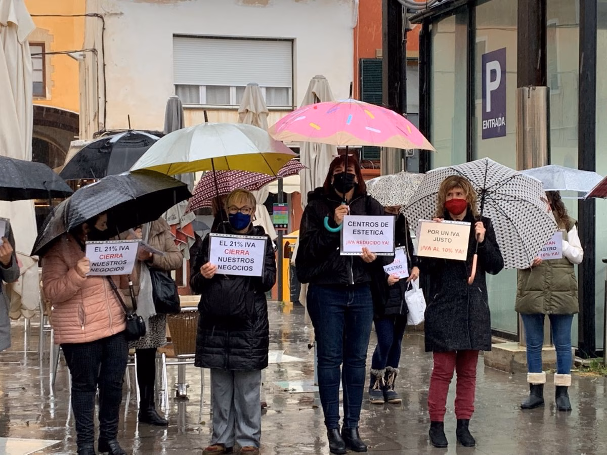 (Fotos) La "Rebelión de las tijeras rotas" exige en Menorca la reducción del IVA