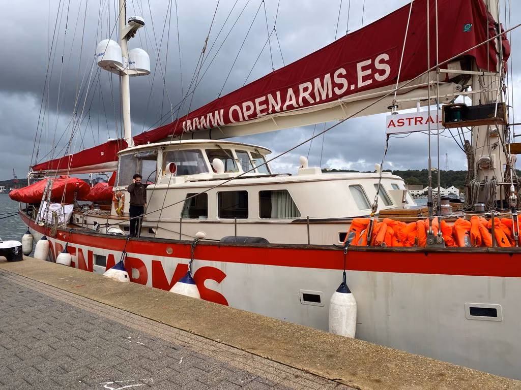 (La foto) Una avería obliga al Open Arms a atracar en el puerto de Maó