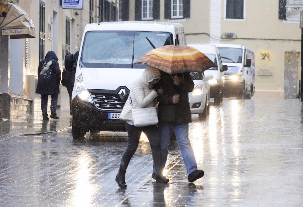 Amaina el viento y continúan las tormentas en Menorca