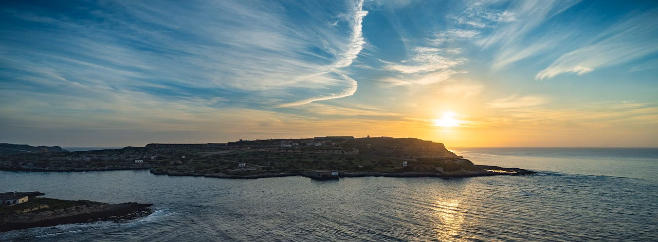 Un microcrédito te permite escapar del mal tiempo y vivir un otoño de ensueño en Menorca