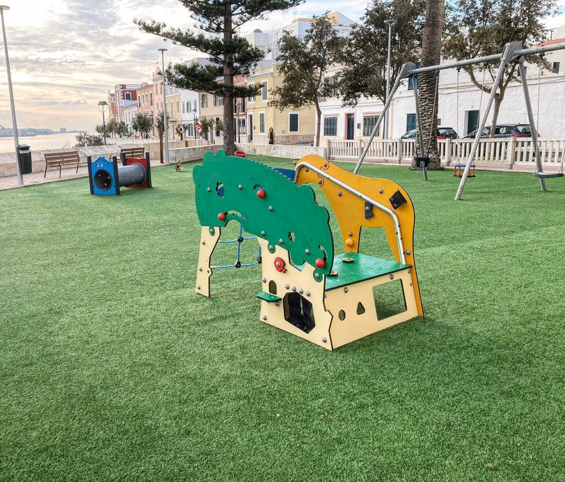 Es Castell completa la reforma del parque infantil de Bellavista