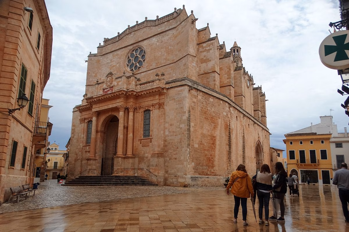Un frente frío trae a Menorca lluvias, viento y fuertes tormentas