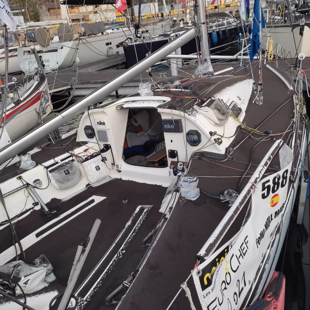 (Fotos) Las cenizas del volcán cubren el velero de Felip Moll