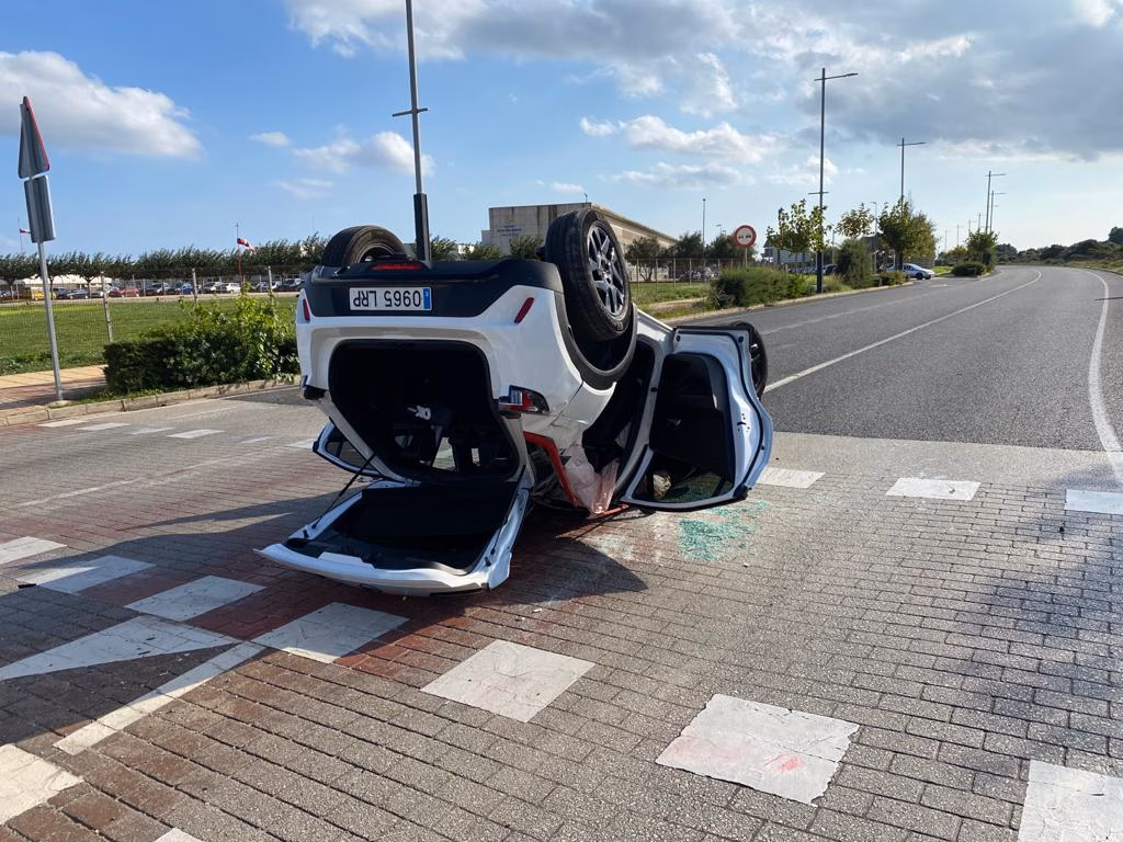 (Foto) Dos heridos tras un accidente en la rotonda del Mateu Orfila