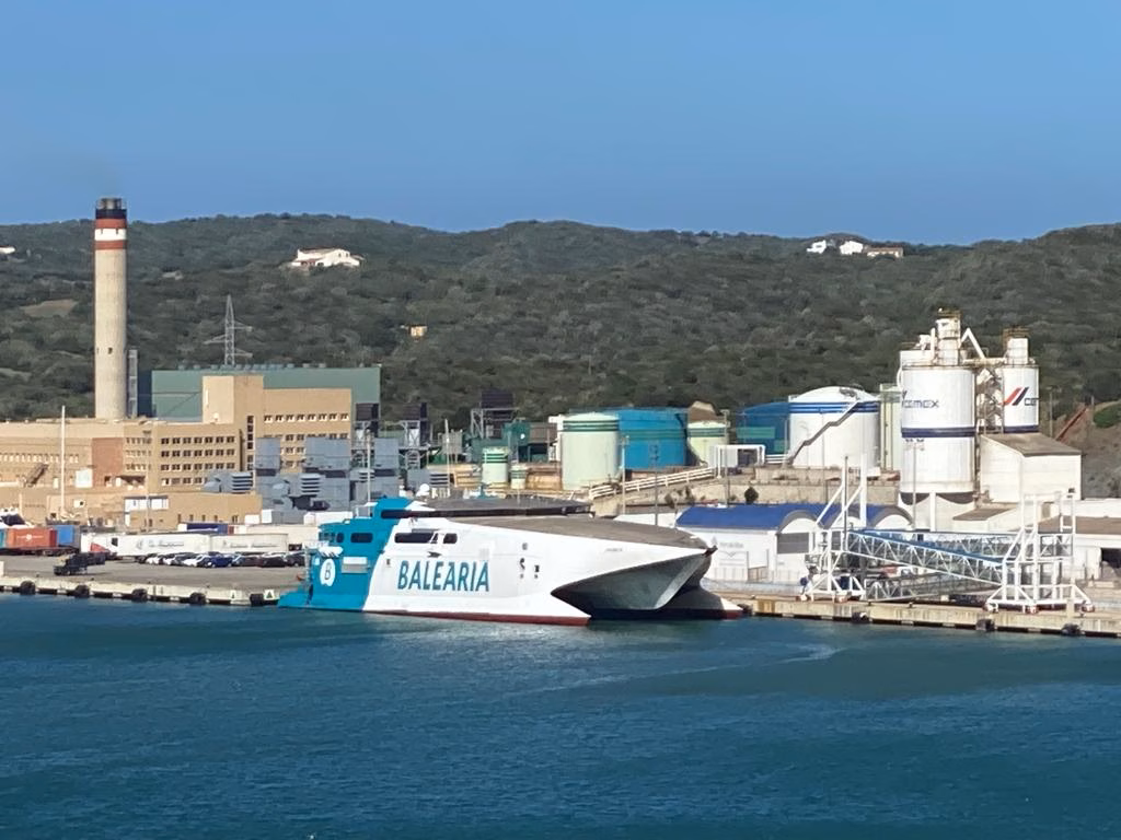 Olas de casi 7 metros en Maó y Baleària cancela dos trayectos Ciutadella-Alcúdia