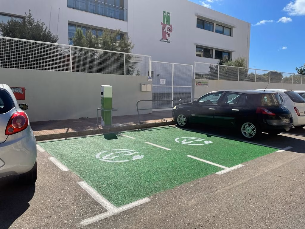 Tres nuevos puntos dobles de recarga para vehículos eléctricos en Ciutadella