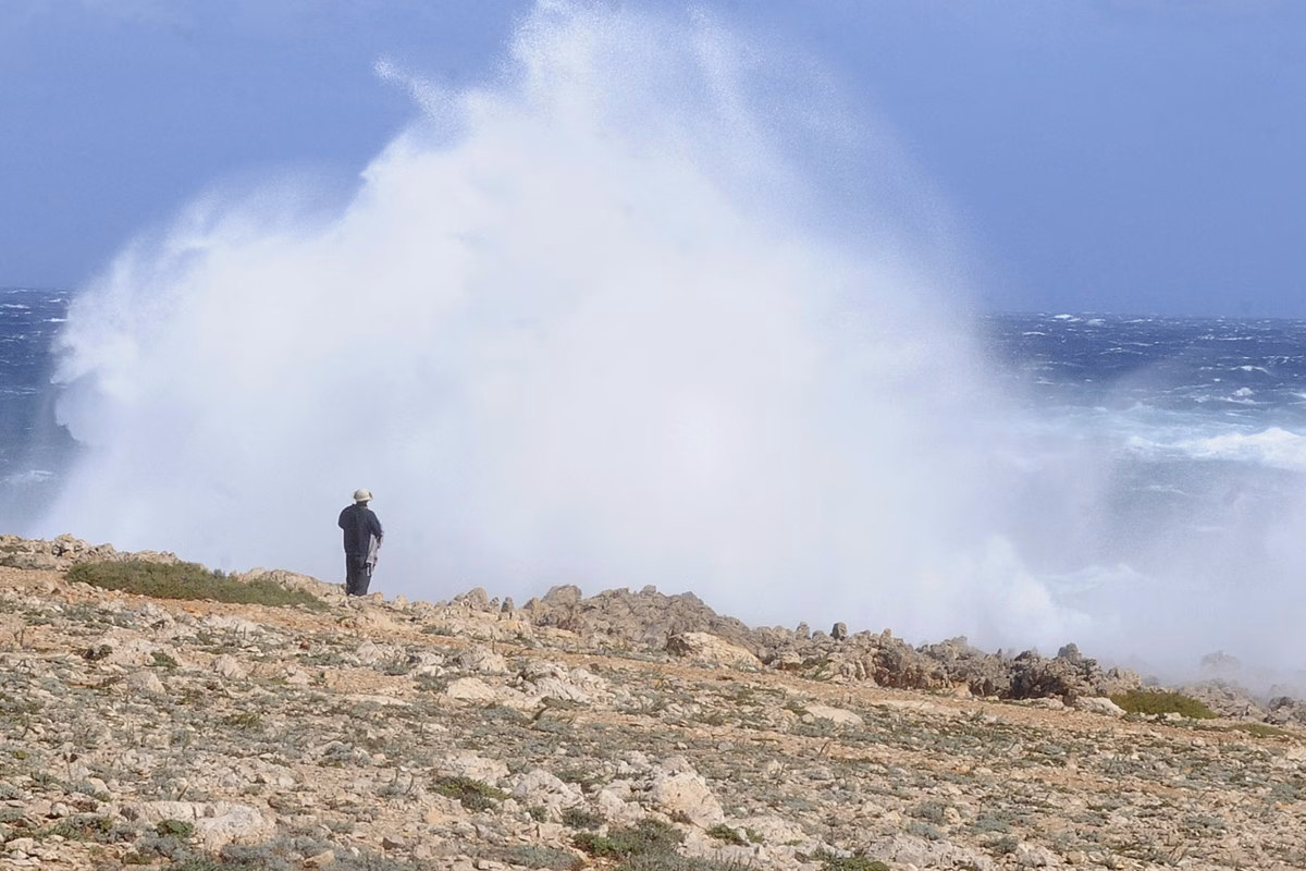 Tramontana con rachas de 70 km/h y olas de hasta 4 metros de altura en Menorca