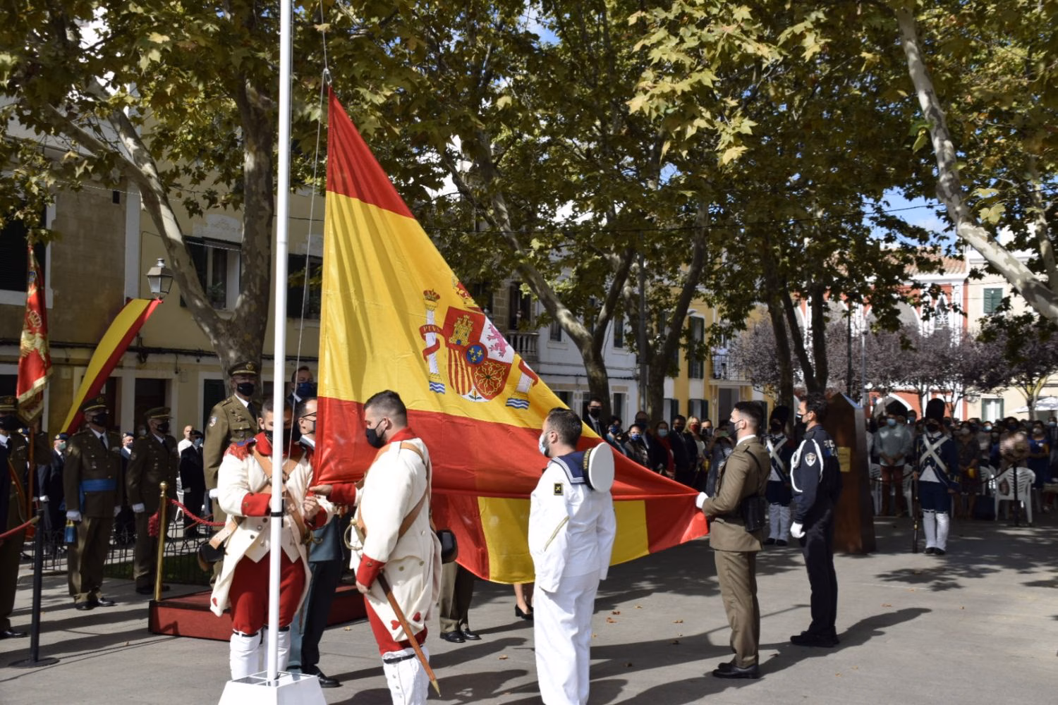 (Fotos) Izado de la bandera de España en Alaior