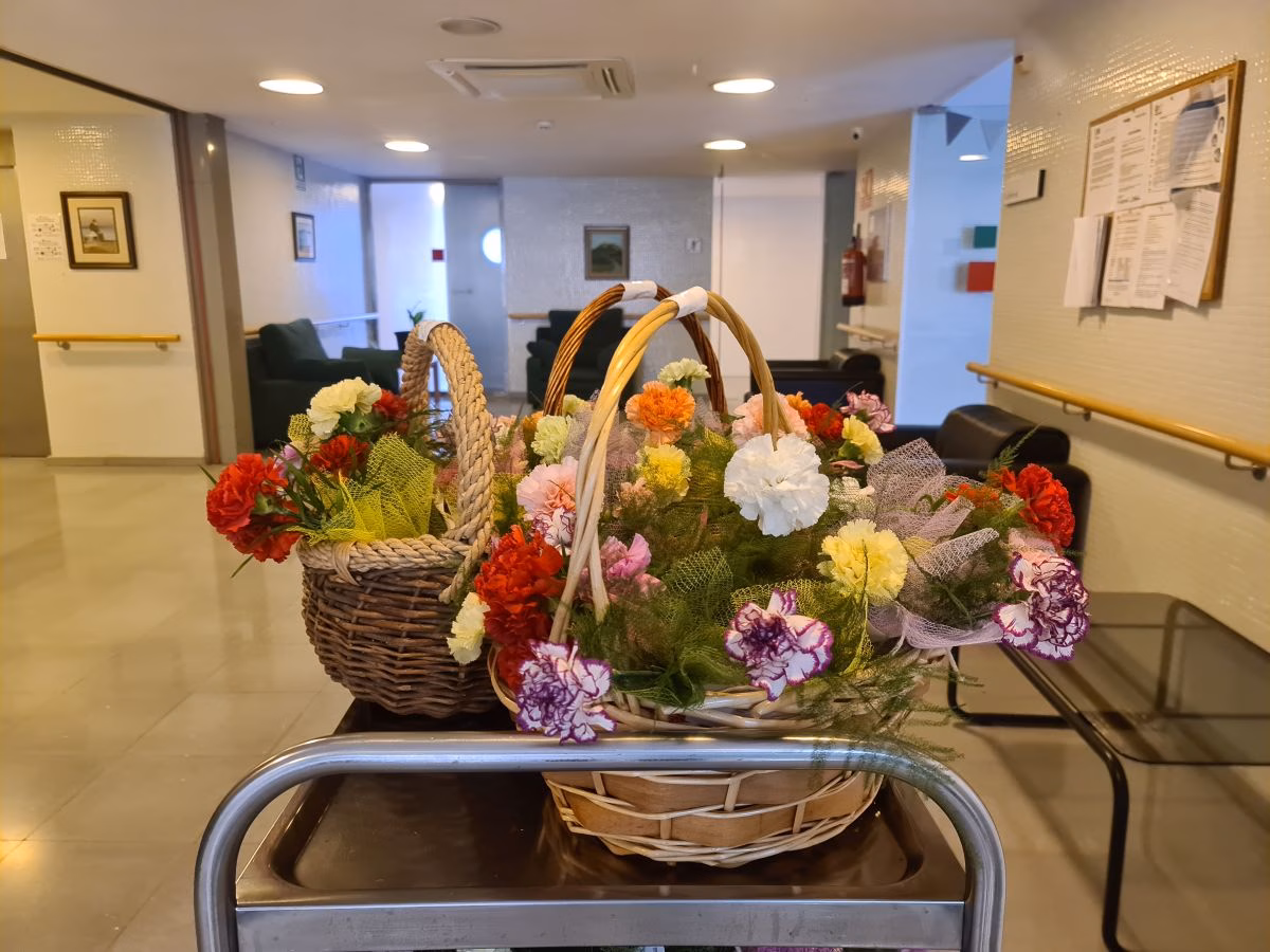 Flores en el geriátrico de Maó por el Día Internacional de las Personas Mayores