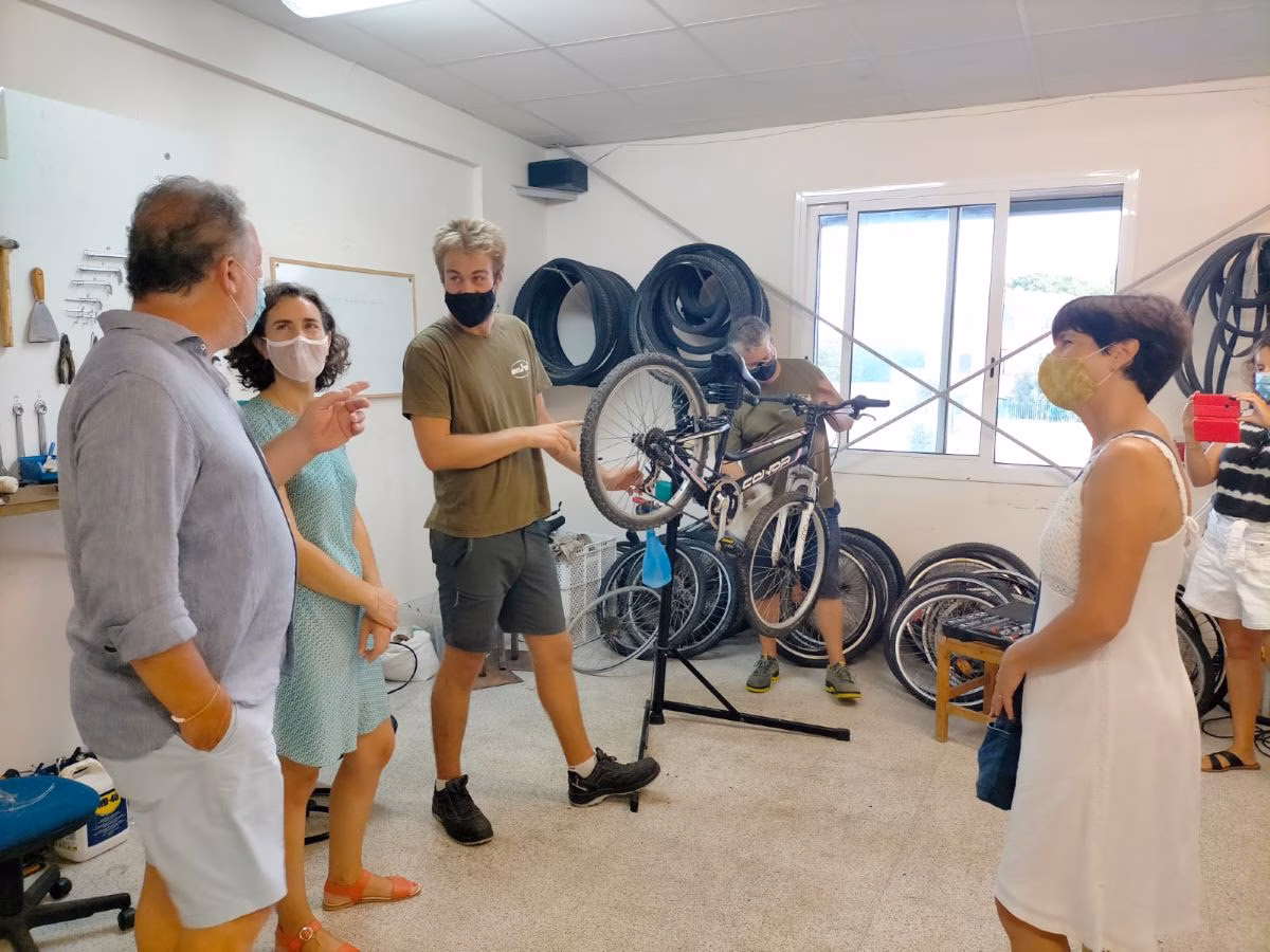 Ciutadella da a Cáritas bicicletas abandonadas para un proyecto social y medioambiental