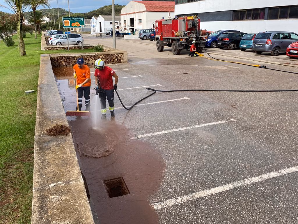 (Fotos) Activada la alerta naranja por lluvias en Menorca y siguen las tareas de limpieza