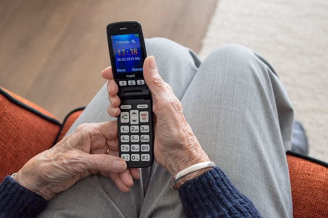 Los nietos acuden en ayuda de sus abuelos para hacer frente a la ventana digital