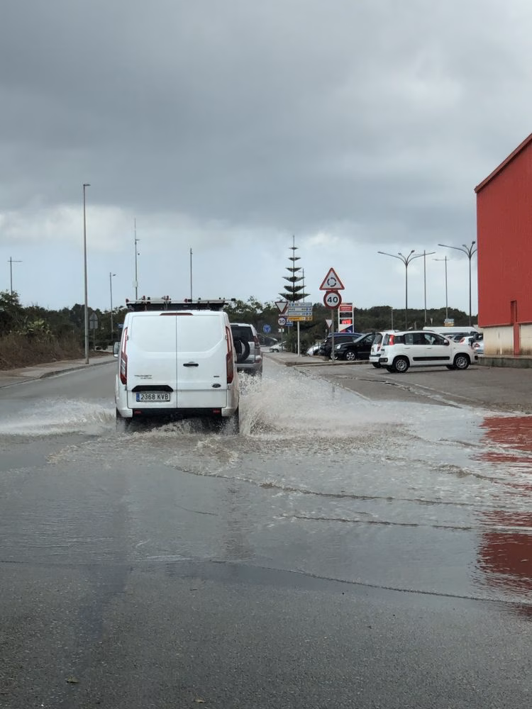 Las fuertes lluvias han dejado 20 litros en La Mola y 12 en el aeropuerto