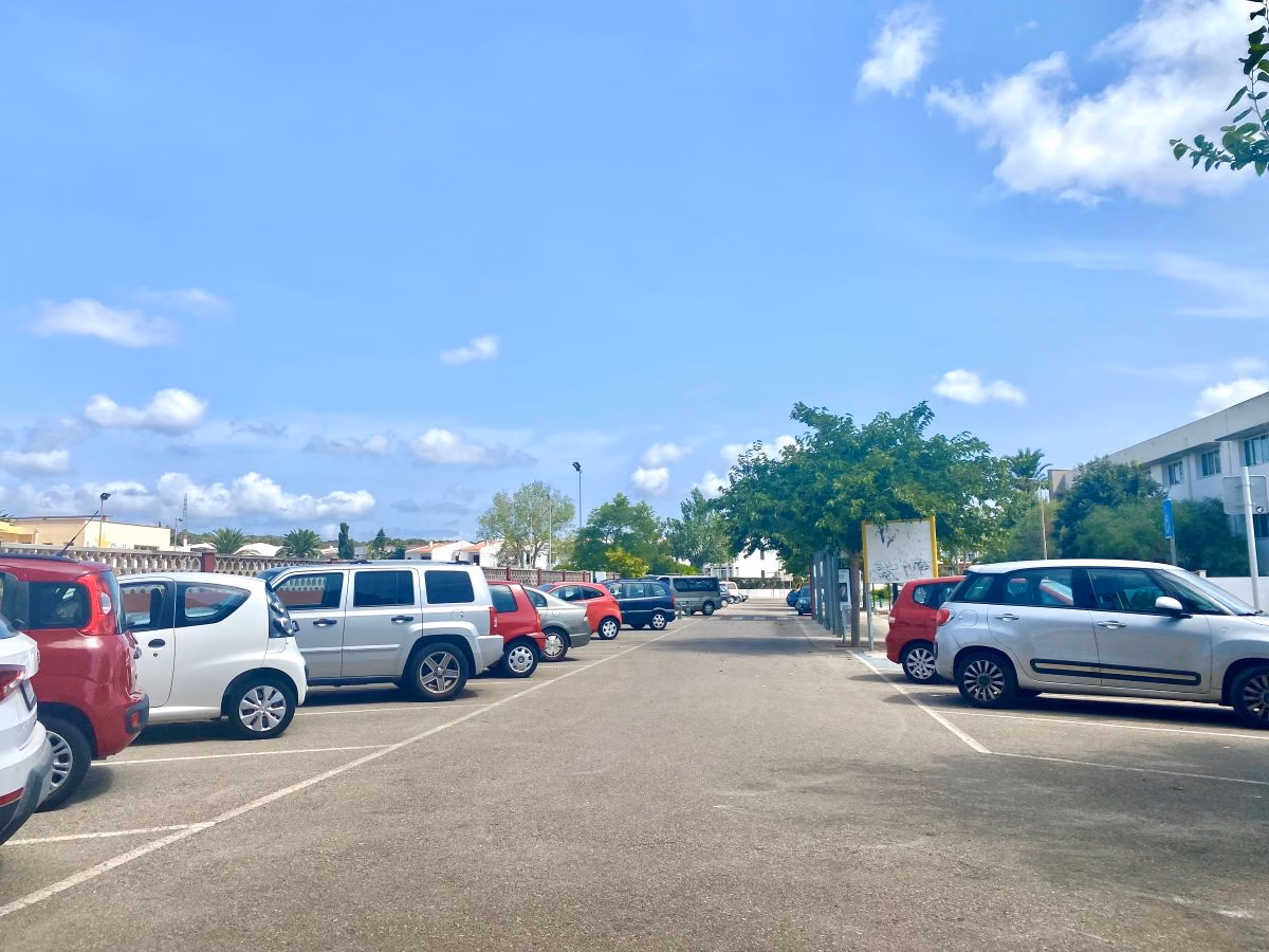 Instalan pérgolas fotovoltaicas en el parking del polideportivo de Alaior