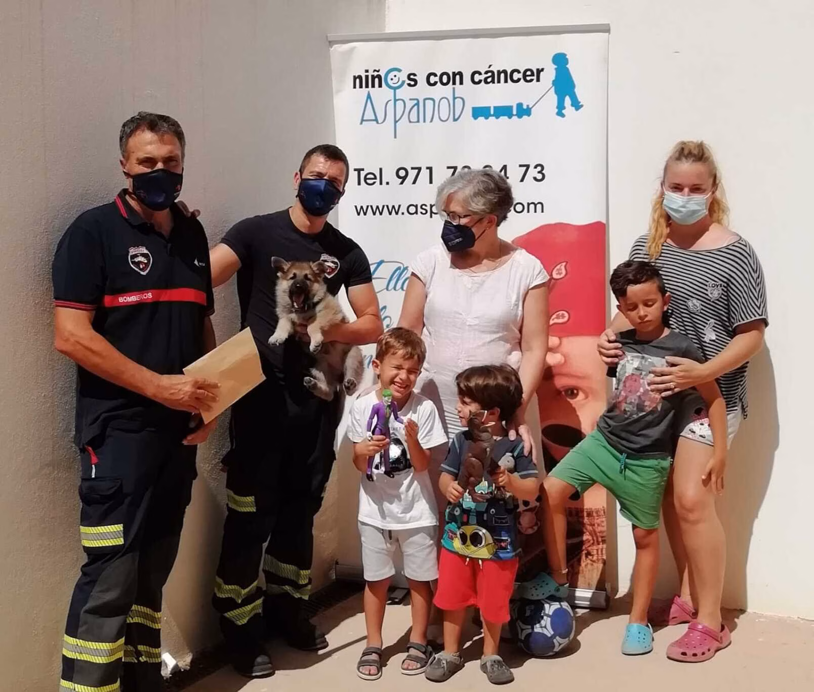 Los bomberos de Aena donan 1.852 euros de sus horas extra a Aspanob
