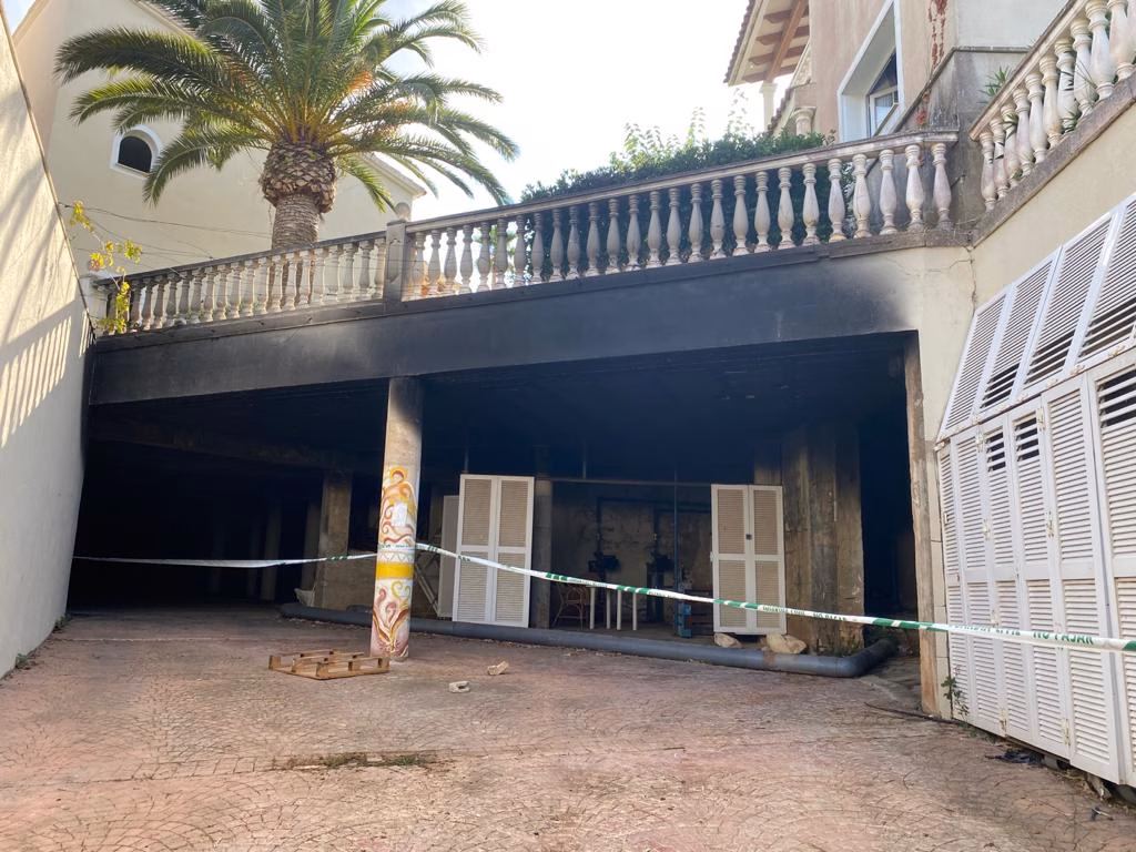 (Fotos) Unos 150 turistas realojados por el incendio en un hotel de Torre Solí