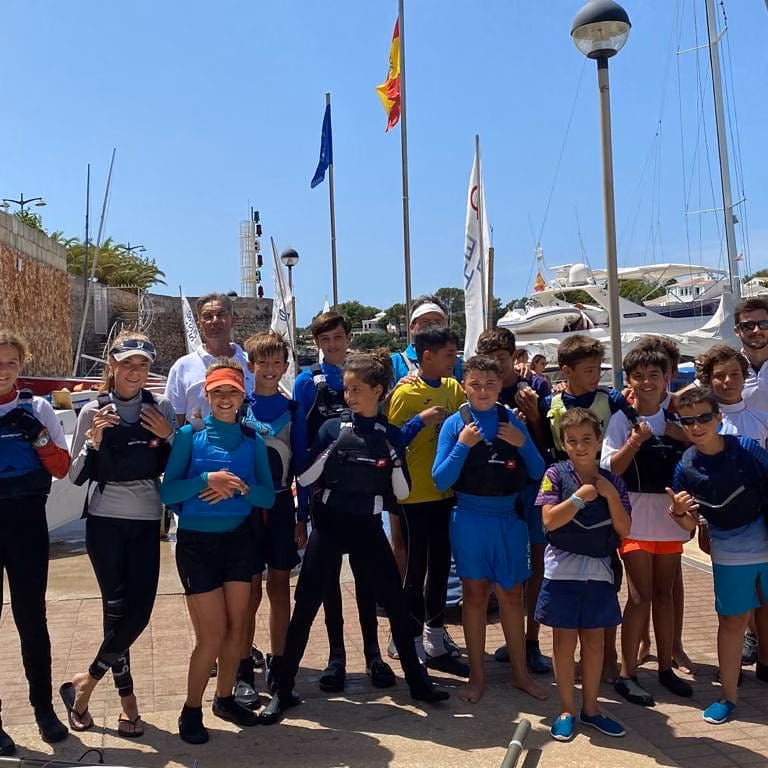 Regatistas de Maó y Ciutadella entrenan juntos para mejorar los valores deportivos