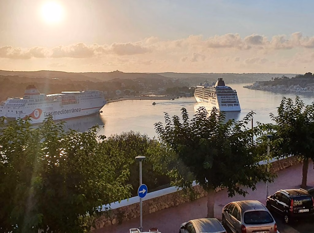(La foto) Llegada del segundo crucero al puerto de Maó