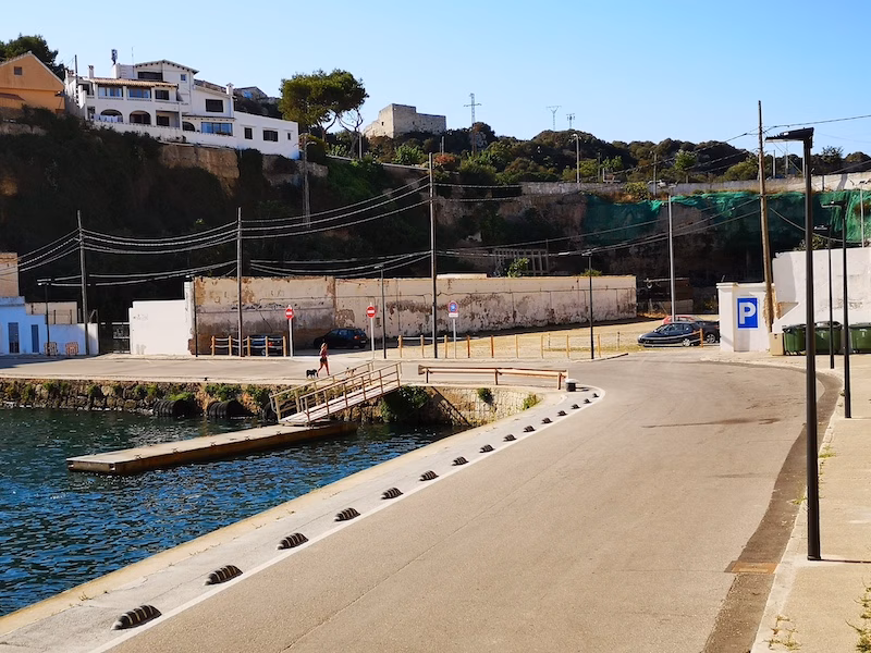 Autoridad Portuaria instala un nuevo pantalán flotante en Cala Figuera