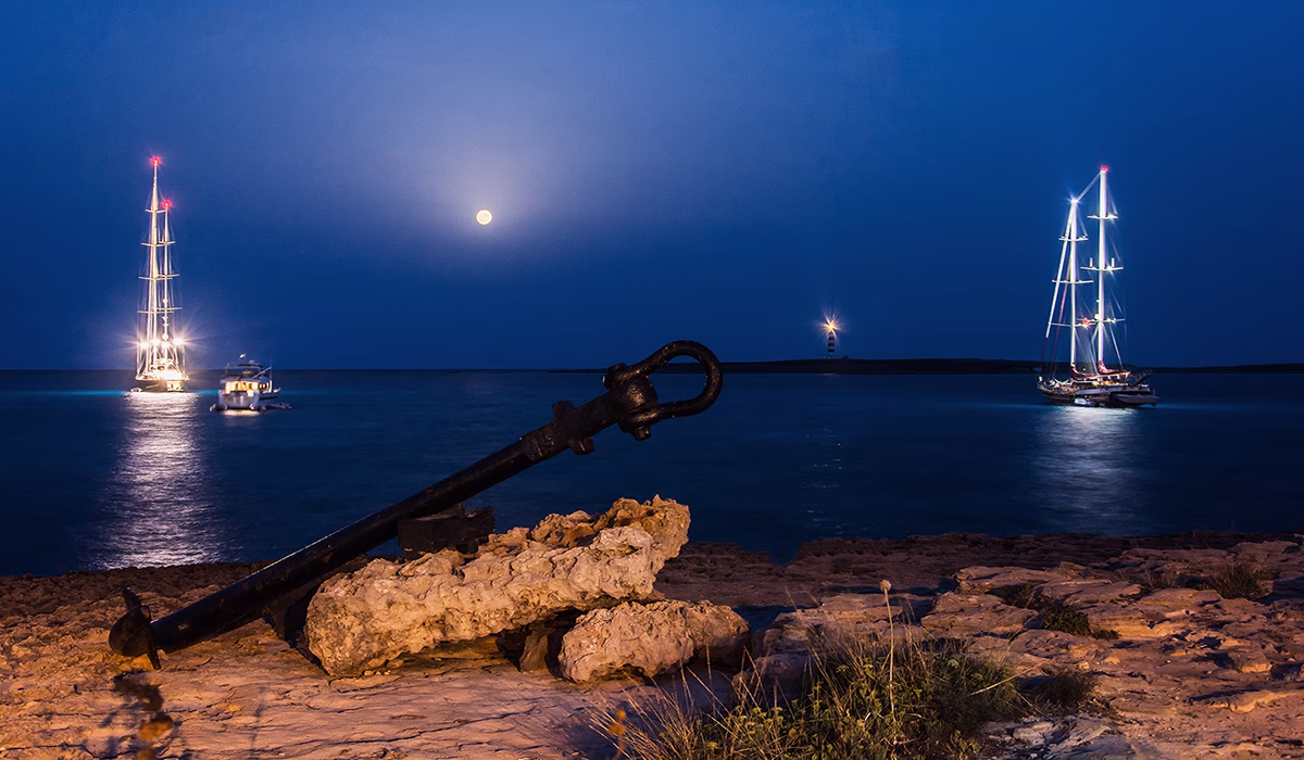 La luna colgada sobre la Illa de l'Aire