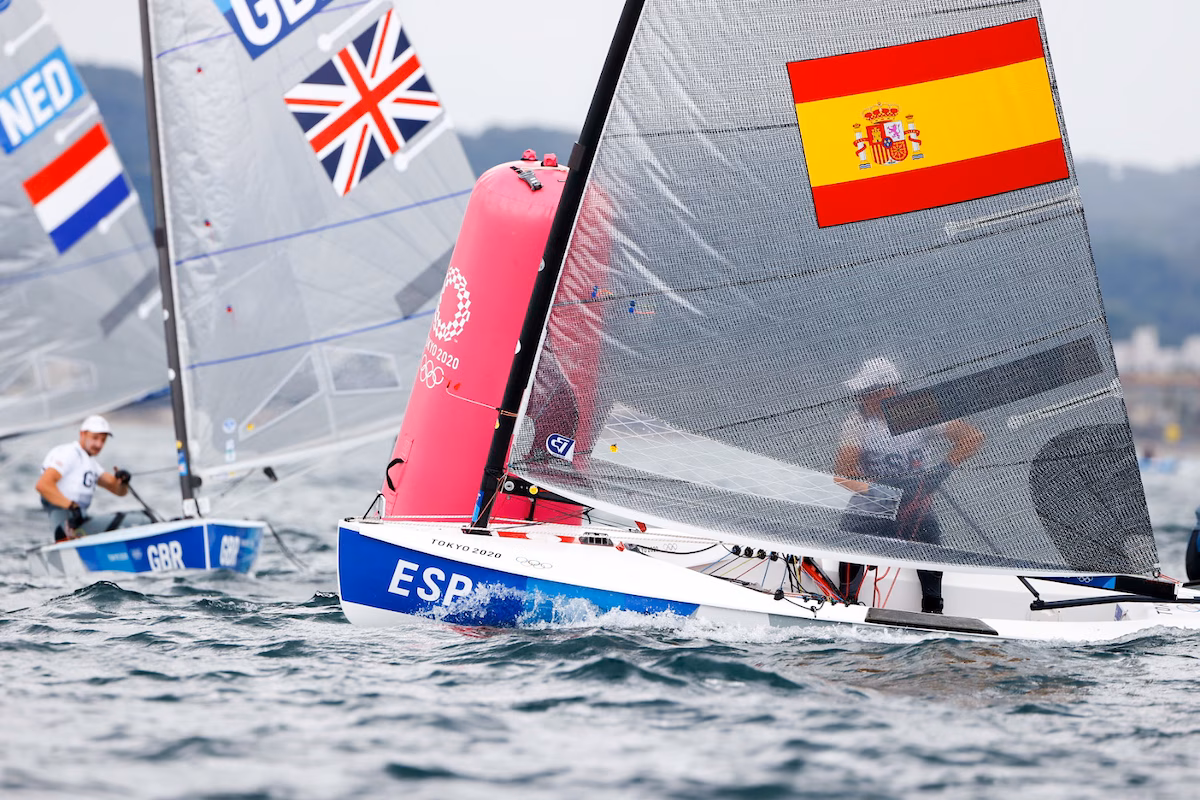 Joan Cardona, tercero en Tokyo tras la primera regata