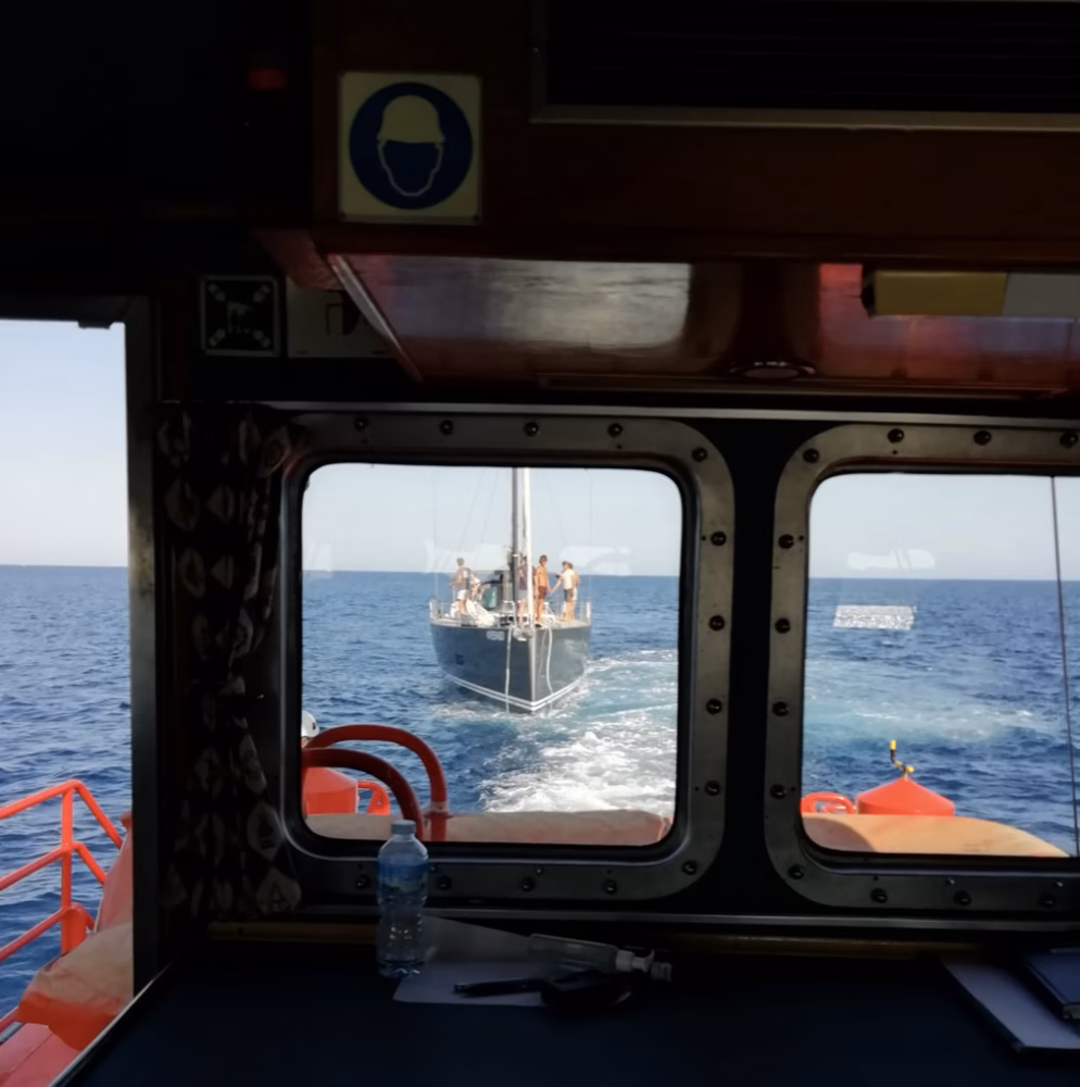 Rescatan un velero a la deriva frente a la bocana del puerto de Maó