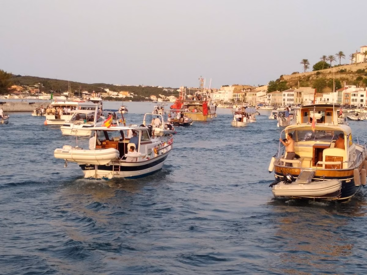 La procesión marinera de la Virgen del Carmen vuelve al puerto de Maó