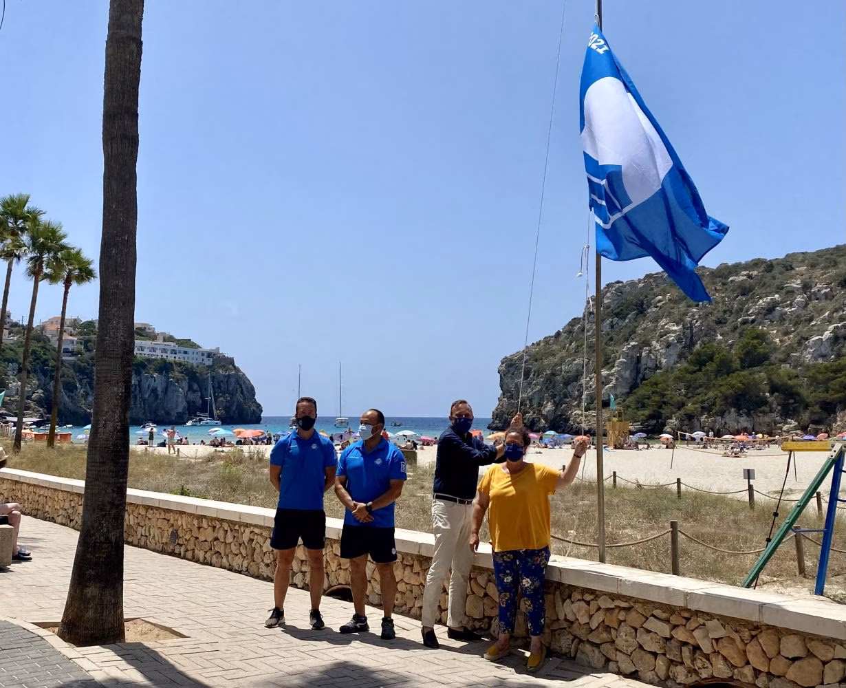 Cala en Porter ya luce su bandera azul