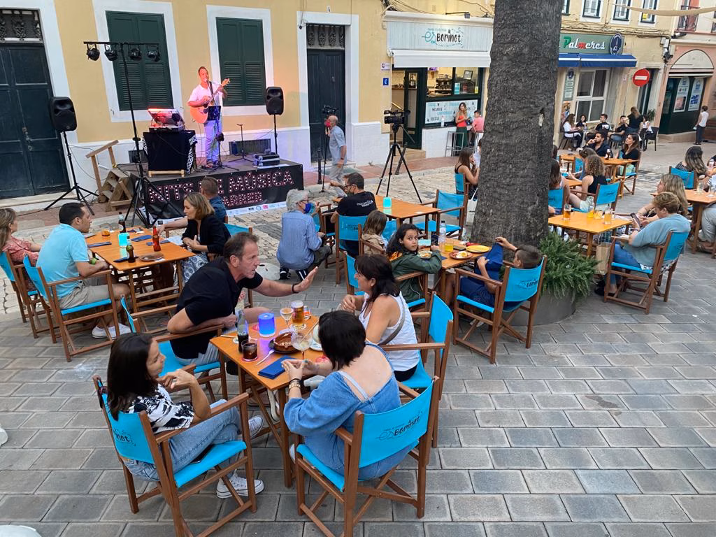 (Fotos) Anochece en Maó al son de la música