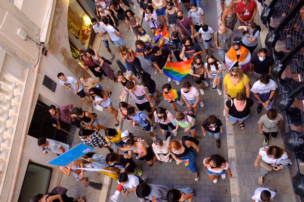 (Fotos) Un centenar de personas se manifiestan en Maó por el orgullo LGTBI