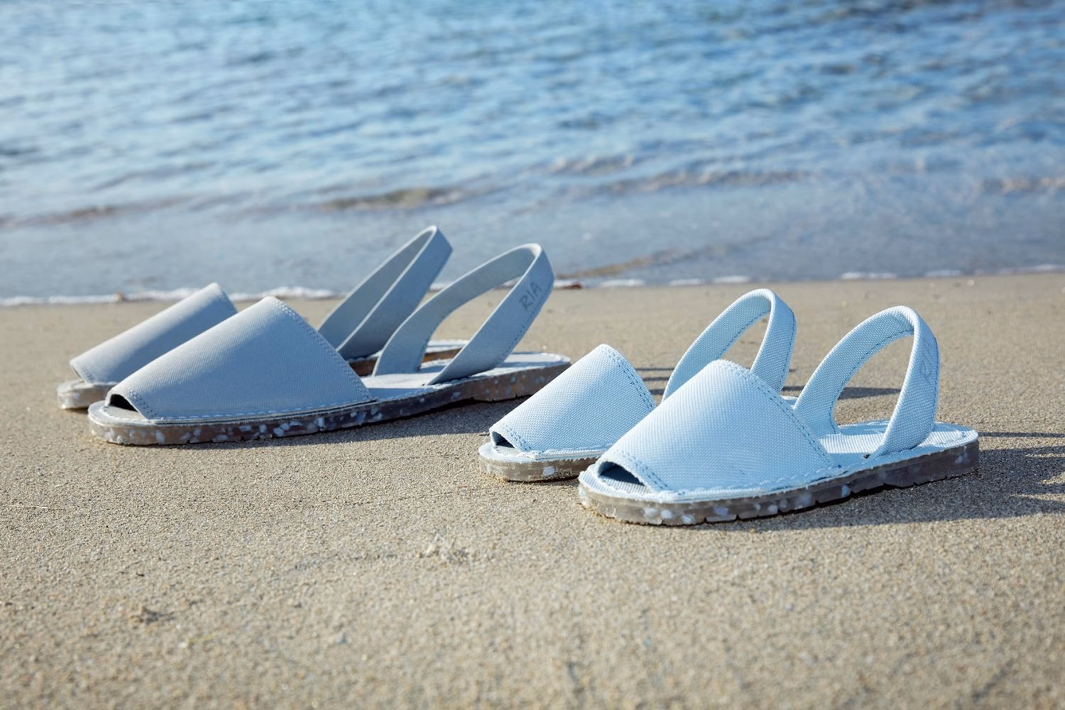 RIA Menorca saca al mercado unas abarcas a base de plásticos reciclados