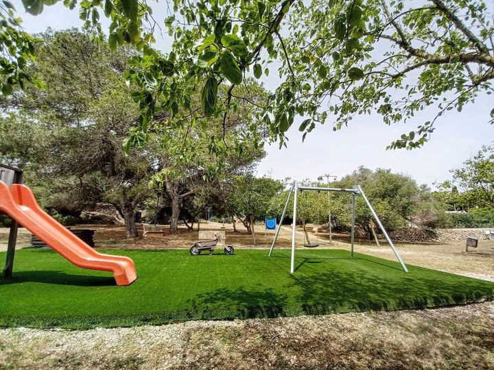 Es Castell instala césped artificial en los parques infantiles de Son Vilar