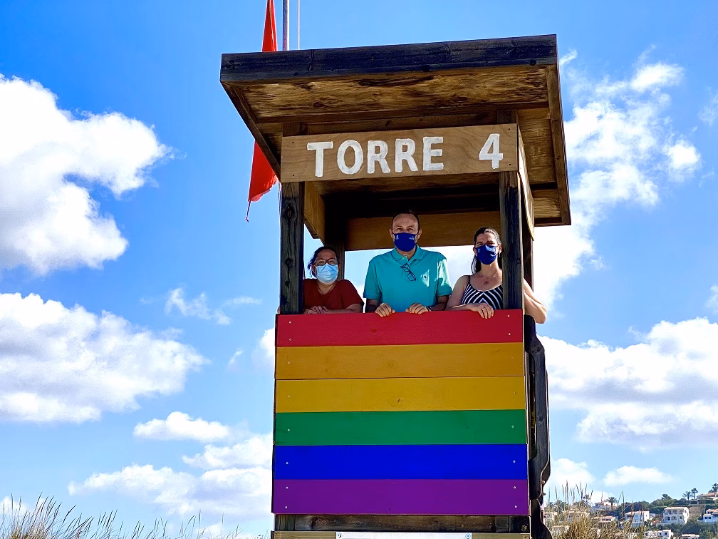(La foto) Una torre con la bandera LGTBIQ+ en Son Bou