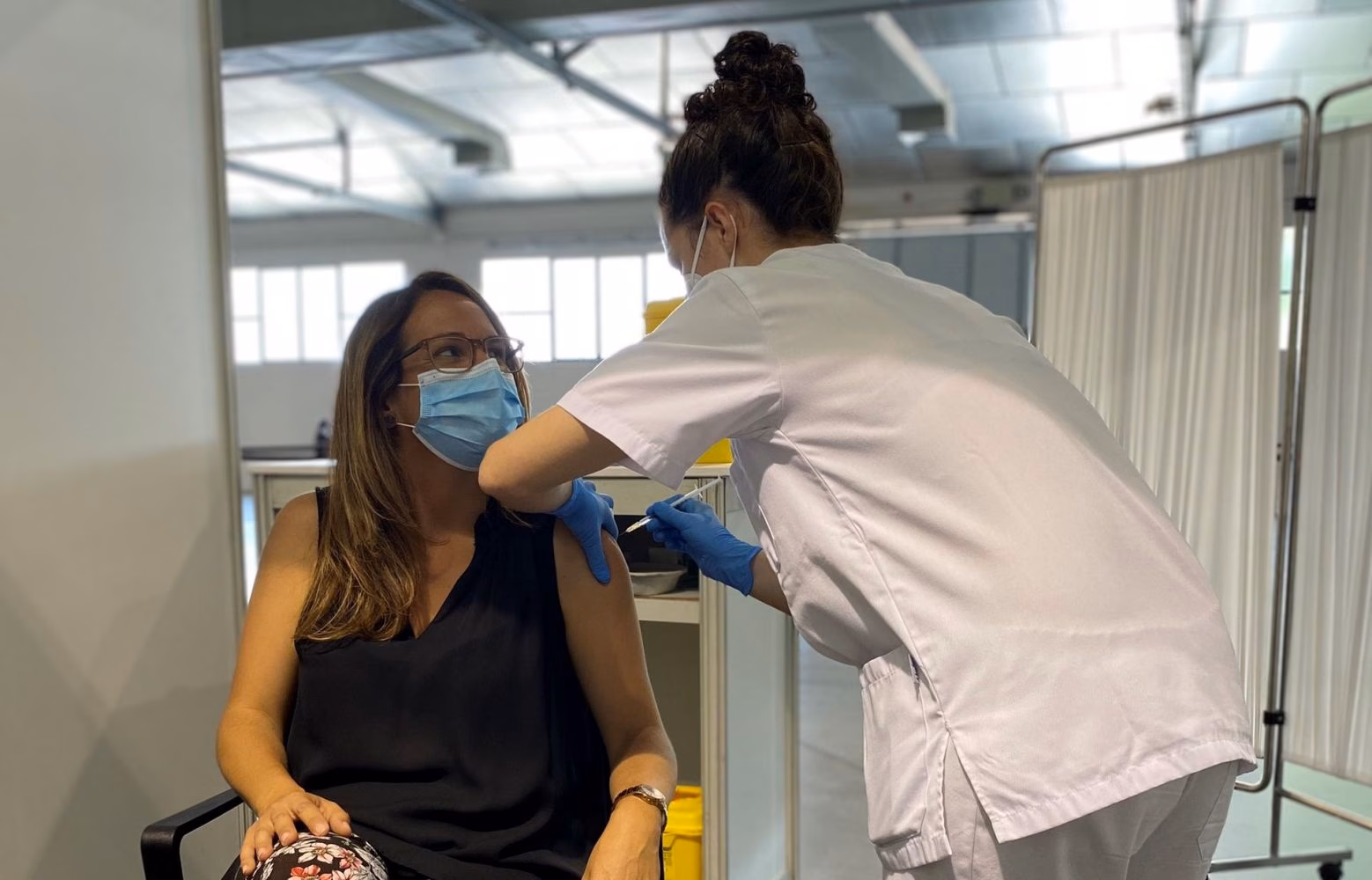 (La foto) Susana Mora recibe la vacuna y pide que todo el mundo se proteja