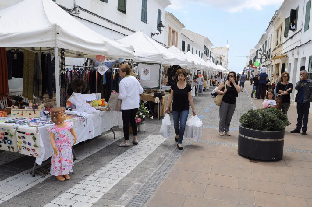 El mal tiempo obliga a posponer el Mercat d'Estiu de Sant Lluís