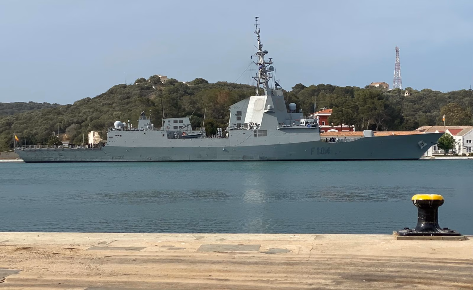 La fragata Méndez Núñez hace escala en Maó