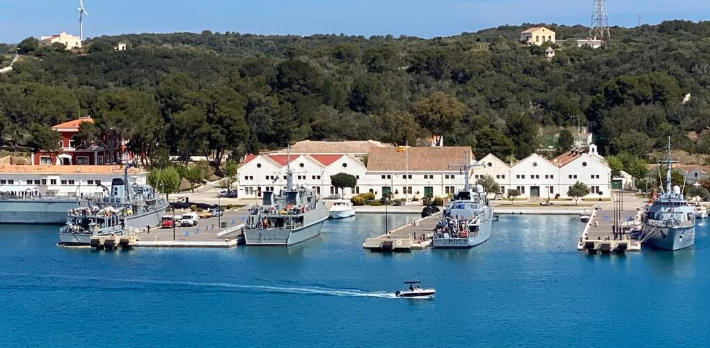 (Fotos y vídeo) Buques contra minas en el puerto de Maó