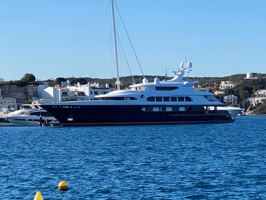 El lujo vuelve a atracar en Maó