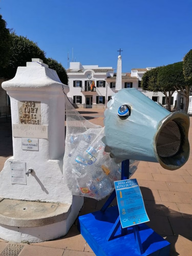 Sant Lluís mantiene el "peix" que conciencia del uso excesivo de plástico entre la ciudadanía