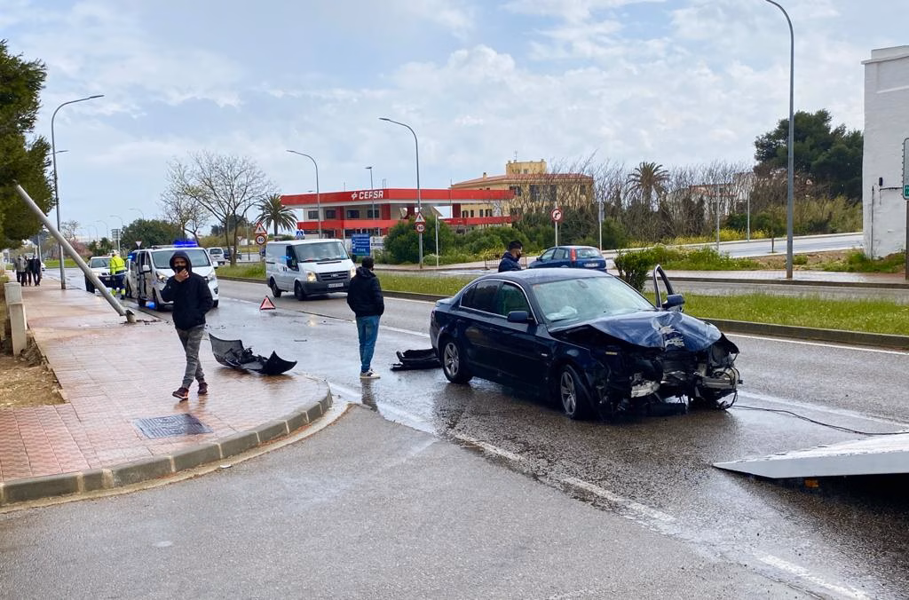 (Fotos) Un coche patina y se empotra contra una farola en Maó