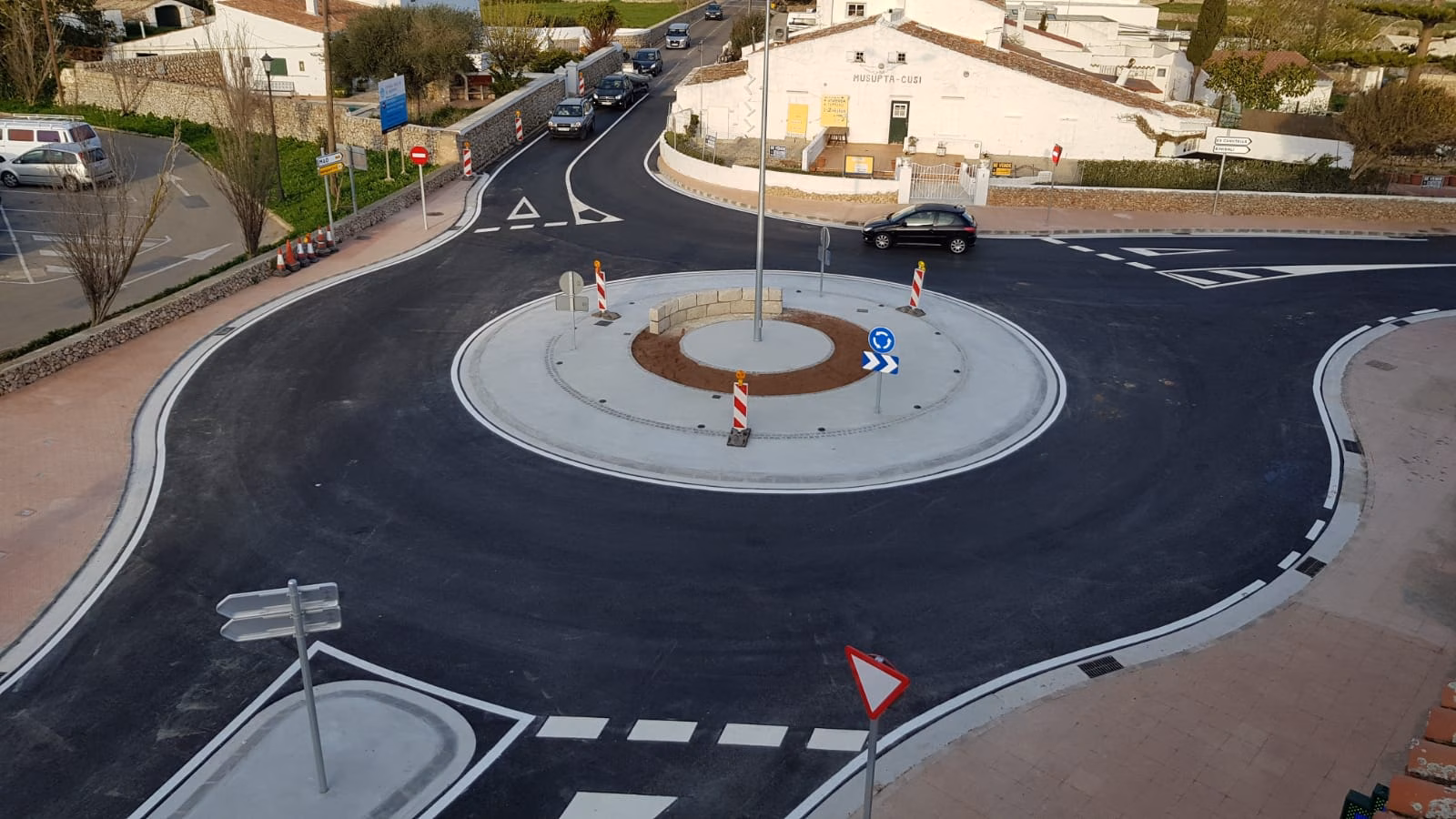 (Fotos y vídeo) Una nueva rotonda en Sant Climent