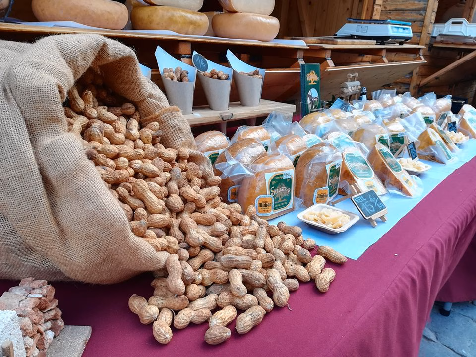 Un mercado artesanal con productos de Menorca