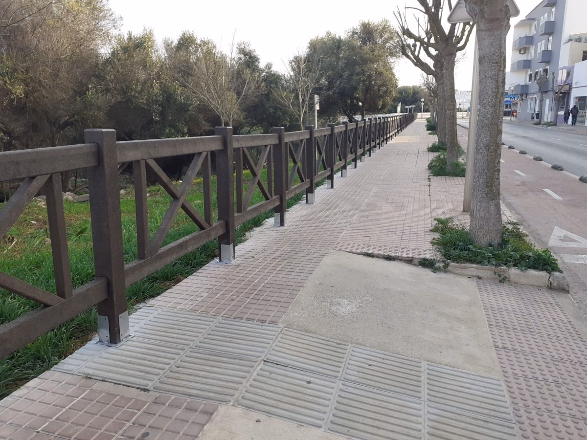 Ciutadella instala una barandilla de seguridad en la zona verde del Canal Salat