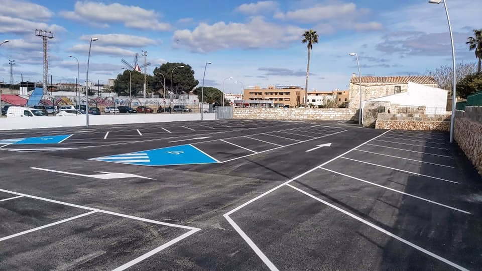 (Fotos) Un parking en Es Castell con 60 nuevas plazas