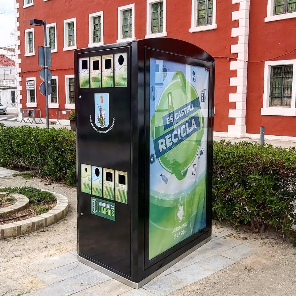 Es Castell instala dos máquinas de reciclaje selectivo de pequeño formato