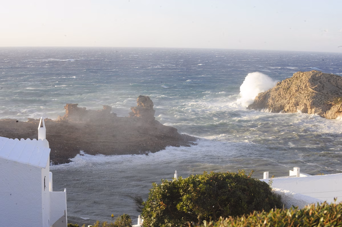 Alerta en Menorca por rachas de viento de 60 km/h y olas de 4 metros