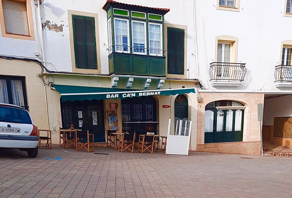 Obligan a retirar la mampara de protección de un bar del centro de Ferreries