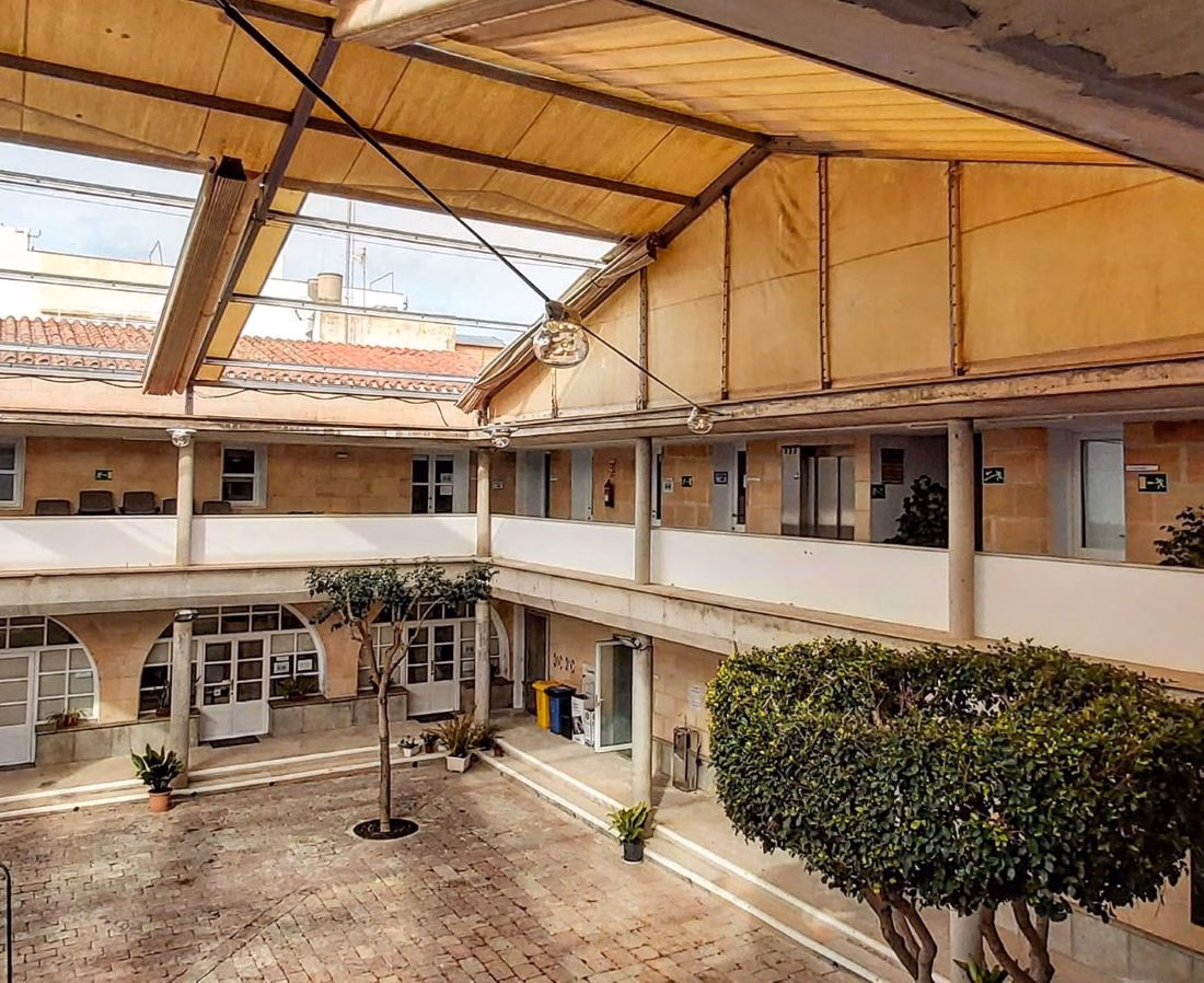 Es Castell instala un sistema de iluminación de tecnología LED en la Plaça del Mercat