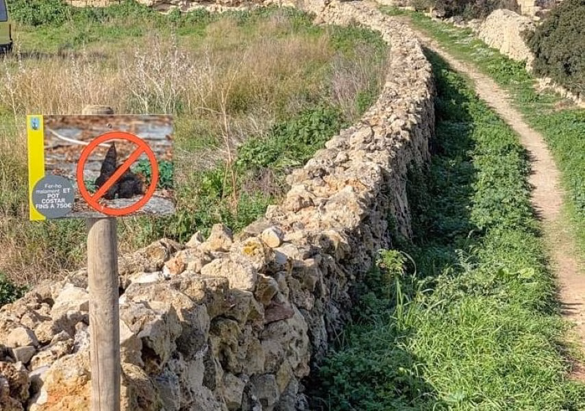 Nueva campaña en Es Castell para evitar excrementos de perros en la vía pública