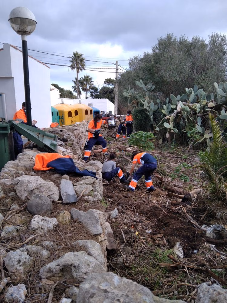 (Fotos) Sant Lluís limpia diversos "puntos negros" del municipio
